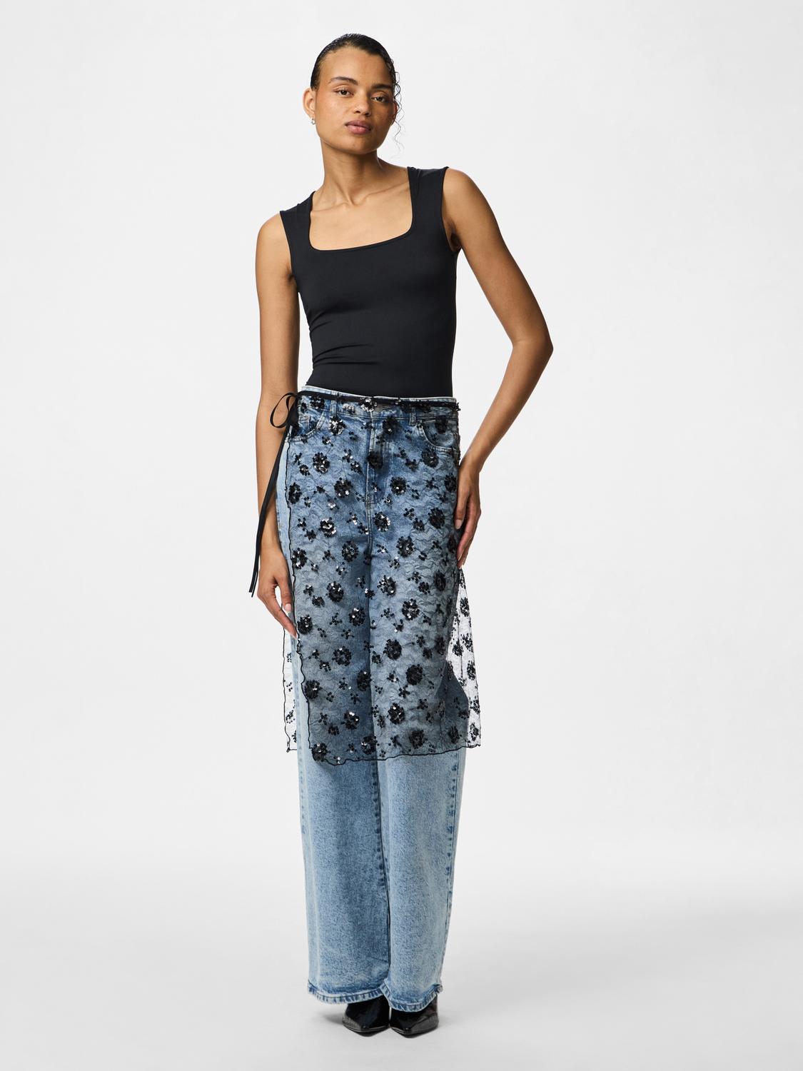 model_shot-front_full